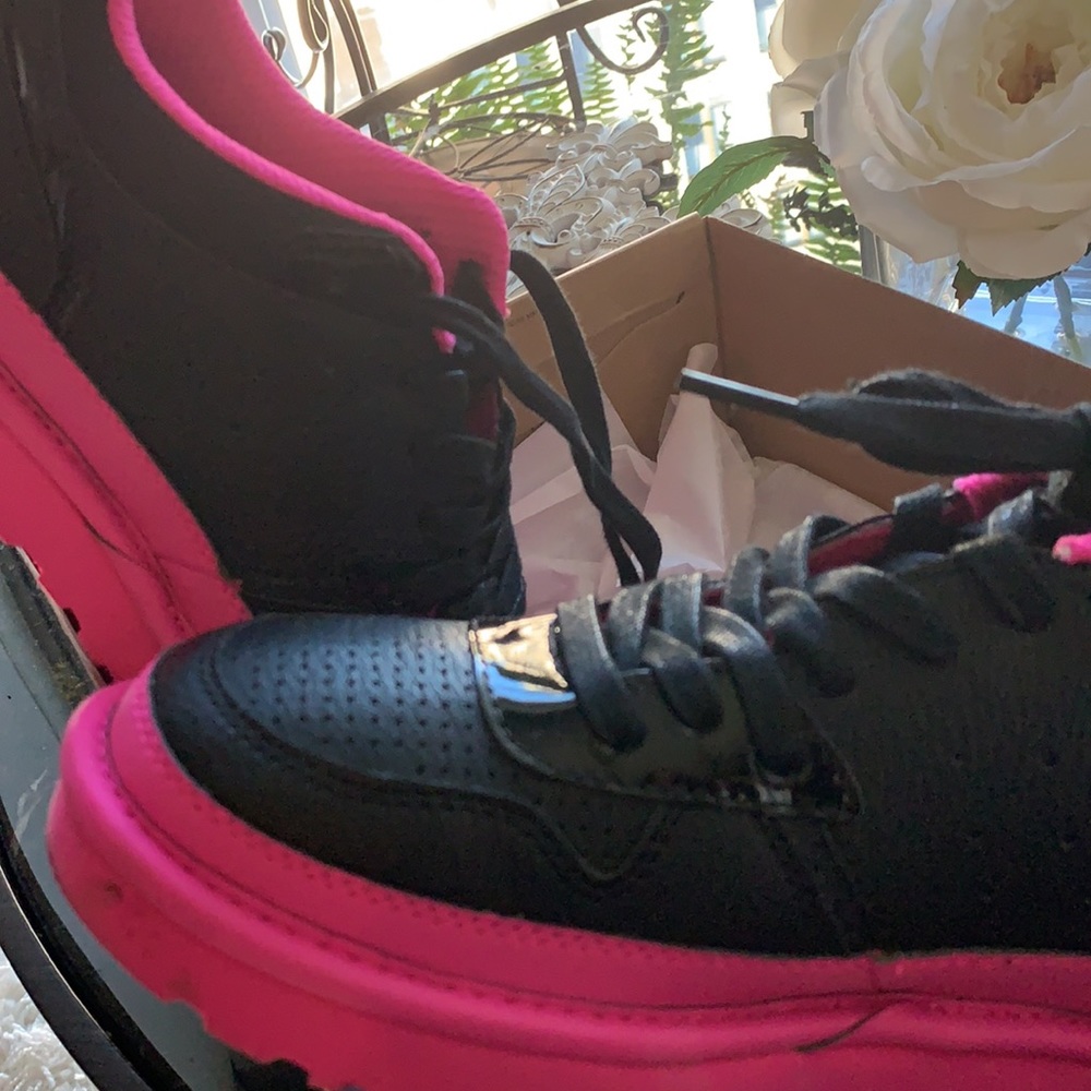 UGG Black Statement Sneakers with Pink Soles Leather Highland  9.5
